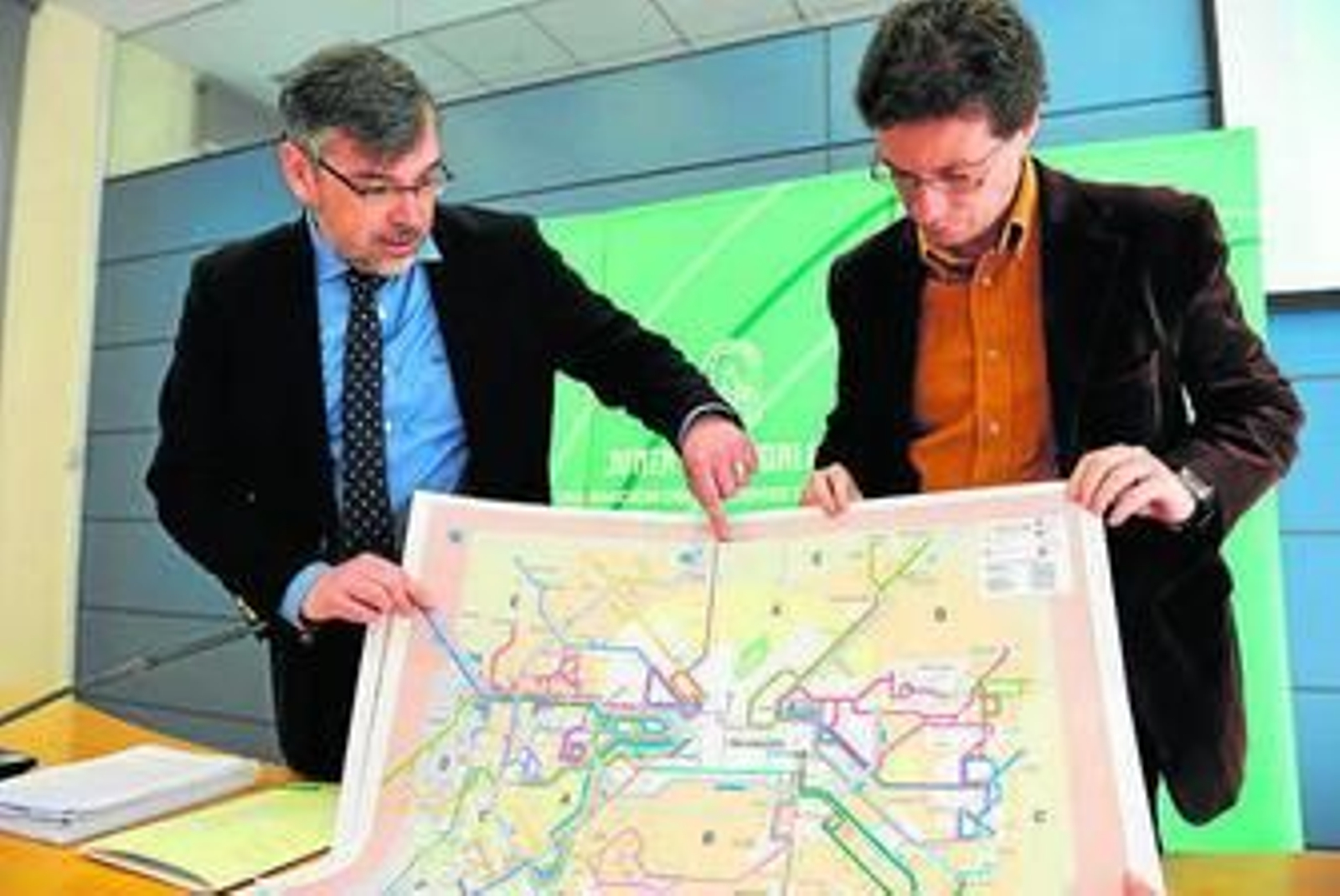 Héctor Gash y Manuel Morales enseñan una infografía con las líneas.