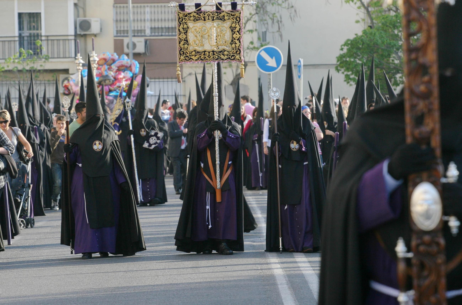 Nazarenos de la Hermandad del Divino Perdón.