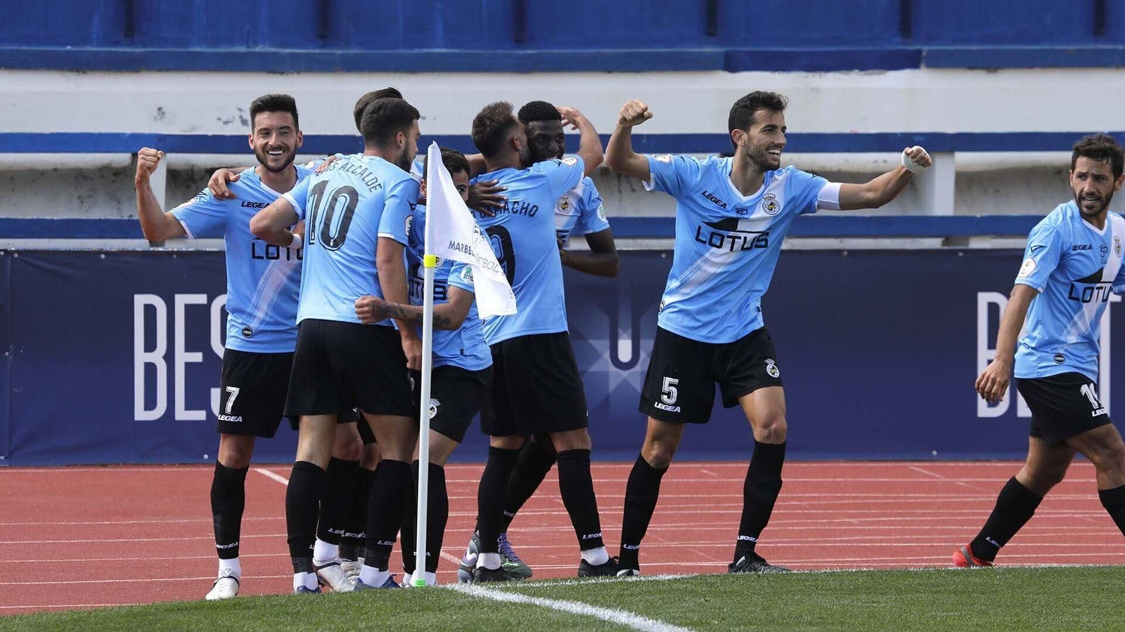 Los jugadores de la Balona, en torno a Coulibaly, celebran el decisivo triunfo en Marbella de marzo de 2021 Los jugadores de la Balona, en torno a Coulibaly, celebran el decisivo triunfo en Marbella de marzo de 2021