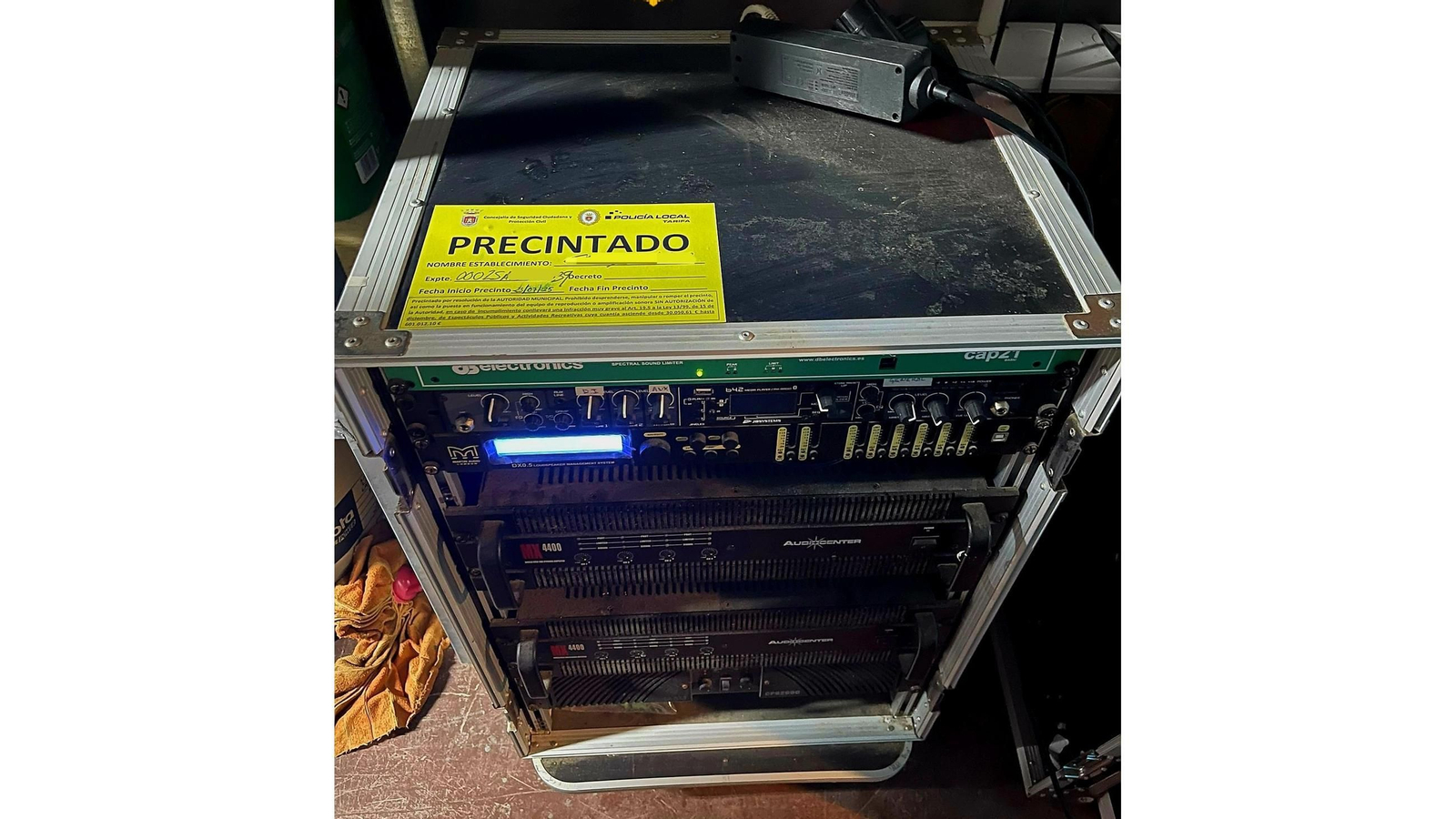 El equipo de música de un chiringuito, precintado.