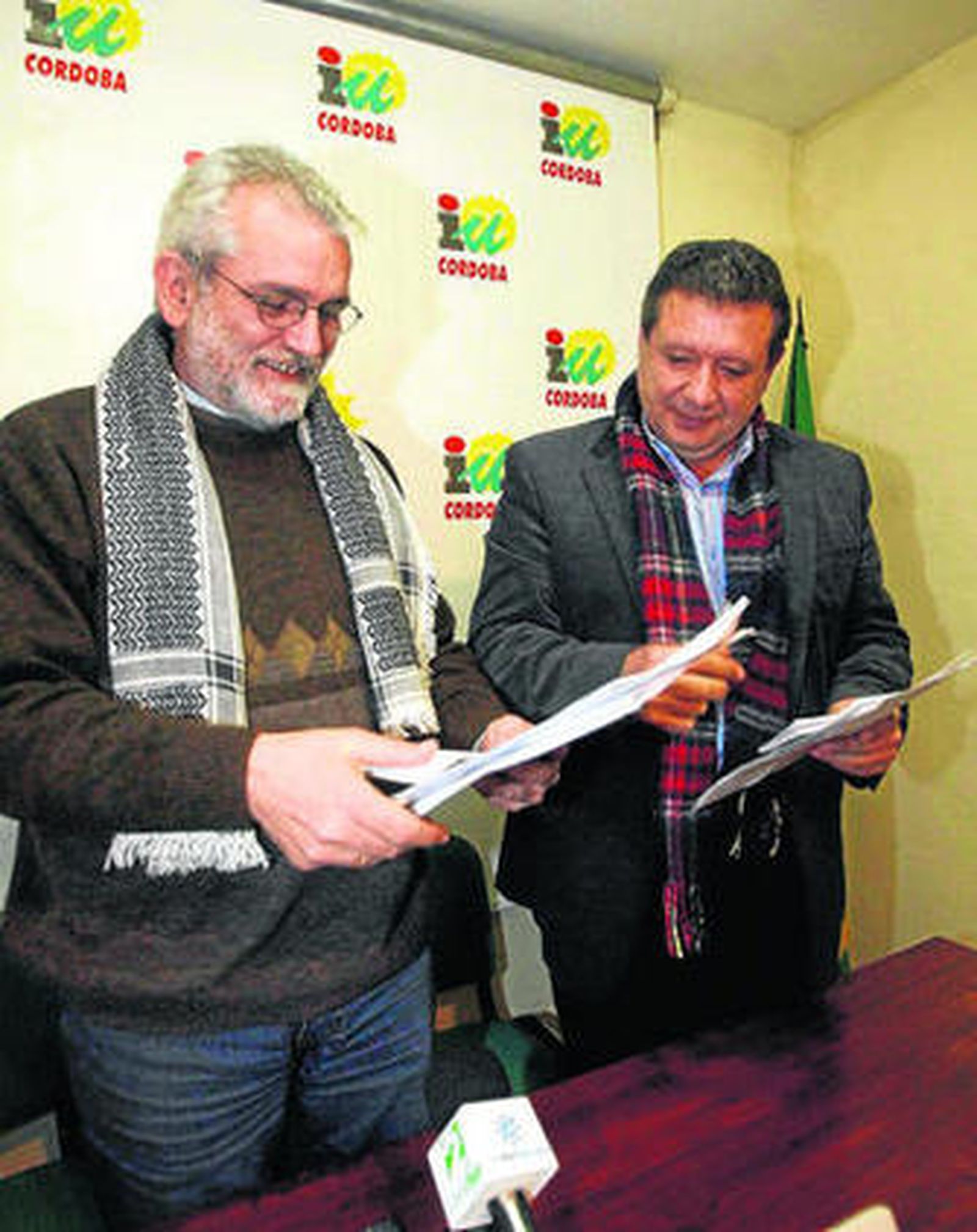 Manuel López Calvo y Francisco Martínez antes de su comparecencia en la sede de IU.
