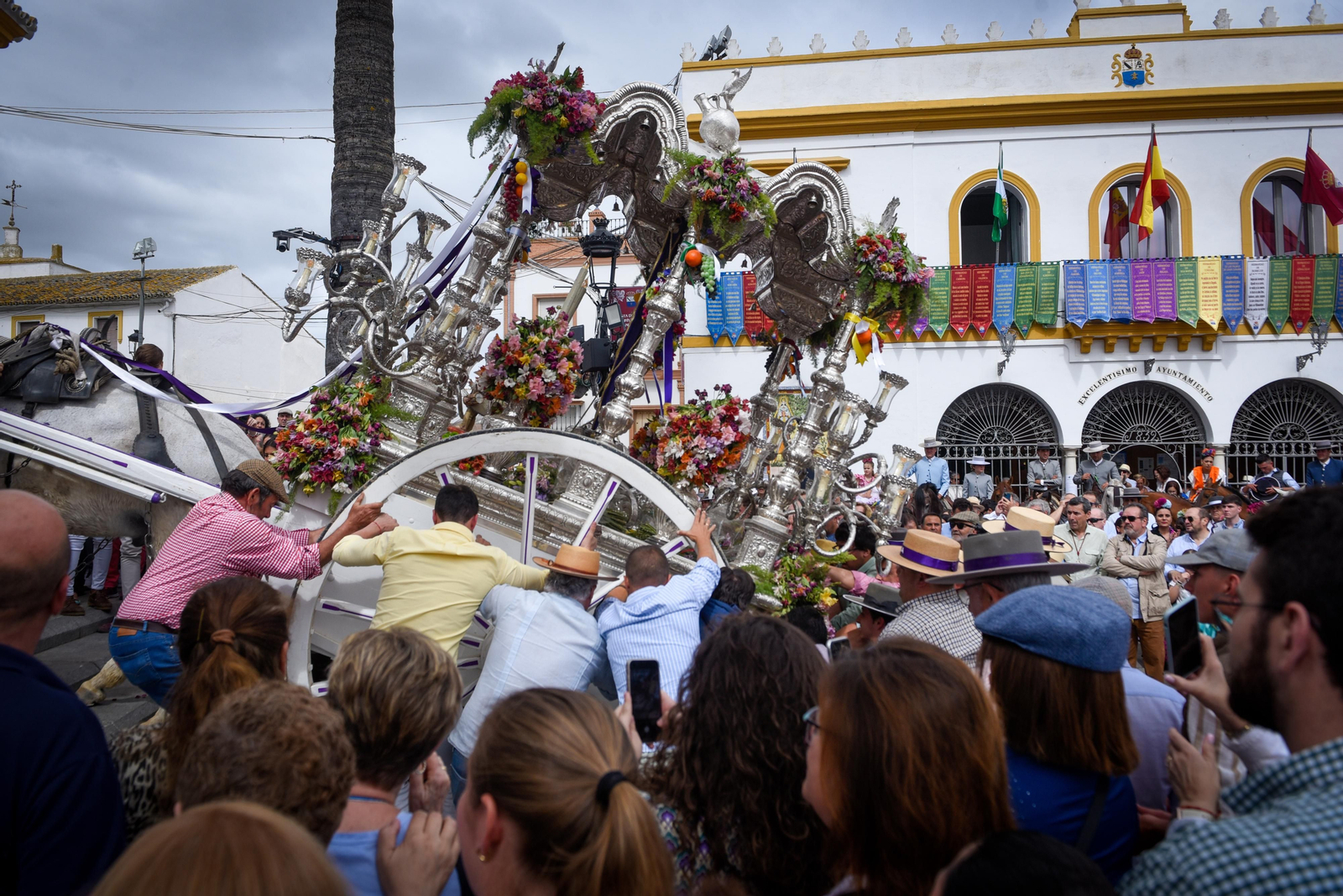 El paso de las Hermandades de El Rocío por Villamanrique, en imágenes