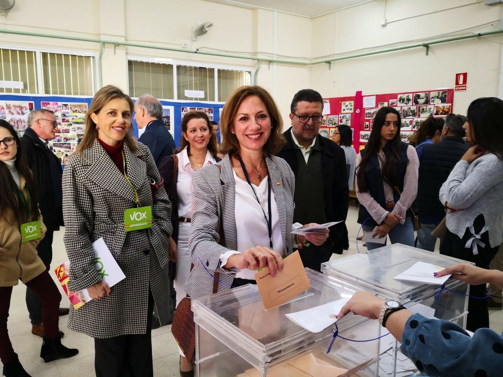 La número uno de Vox al Congreso, Reyes Romero, flanqueada por la edil Cristina Peláez y Francisco Serrano, presidente del grupo en el Parlamento andaluz.