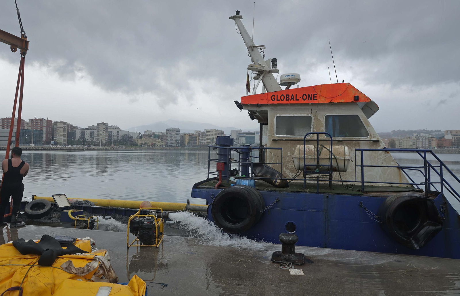 Fotos del reflote del Global One en el puerto de Algeciras