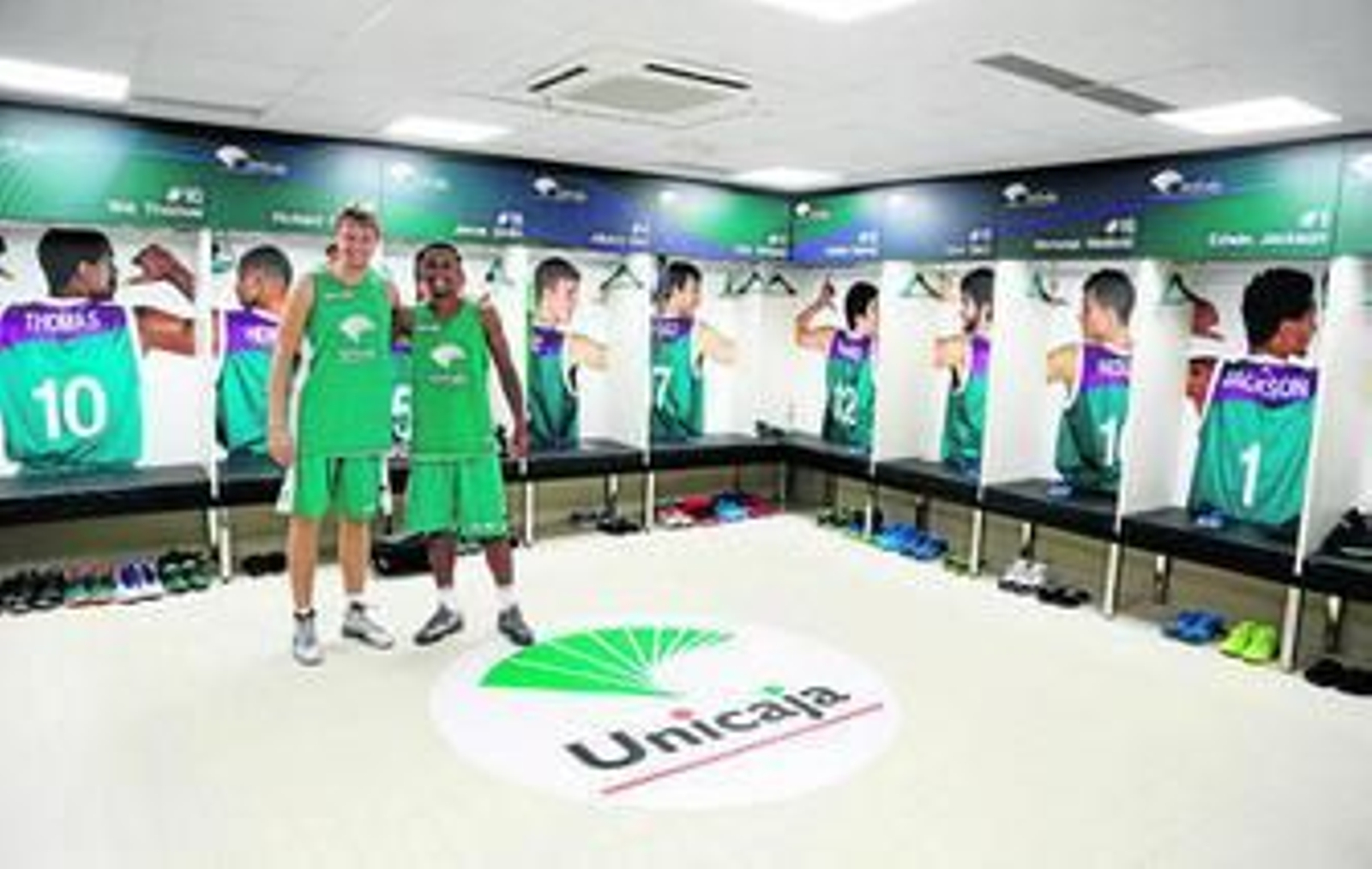 Kuzminskas y Smith posan en el reformado vestuario cajista.