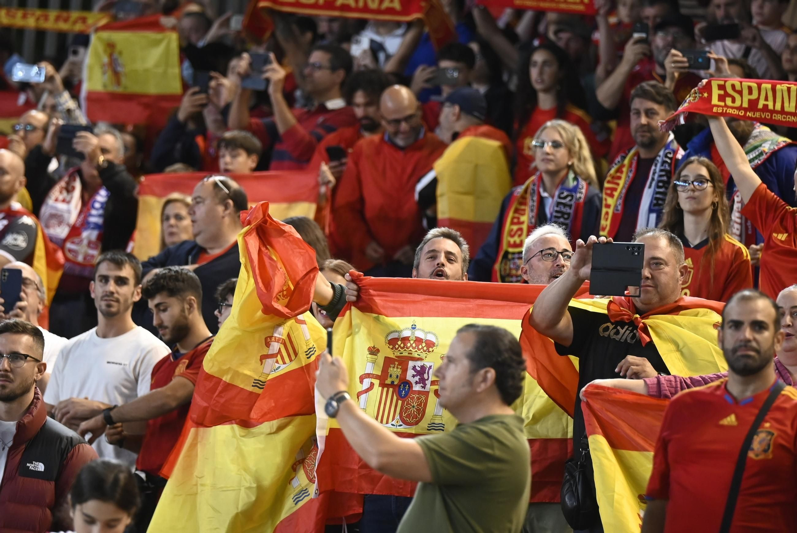 Las mejores fotos del ambiente en el España - Serbia de El Arcángel, en Córdoba