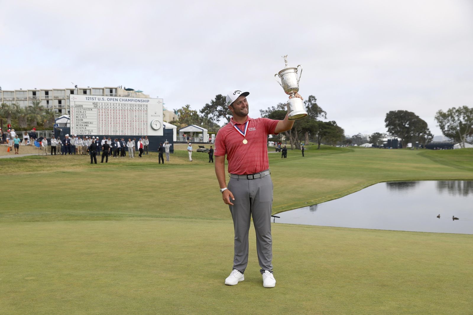 Jon Rahm muestra el trofeo tras ganar el primer 'major' de su carrera en el US Open de golf