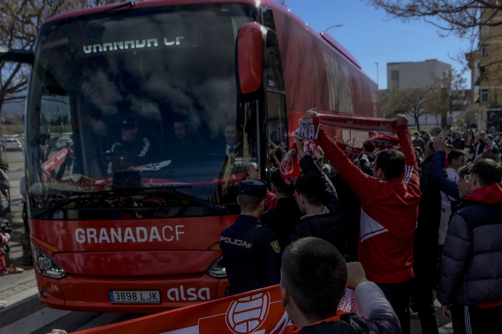 Encuéntrate en la grada y en el recibimiento al Granada CF