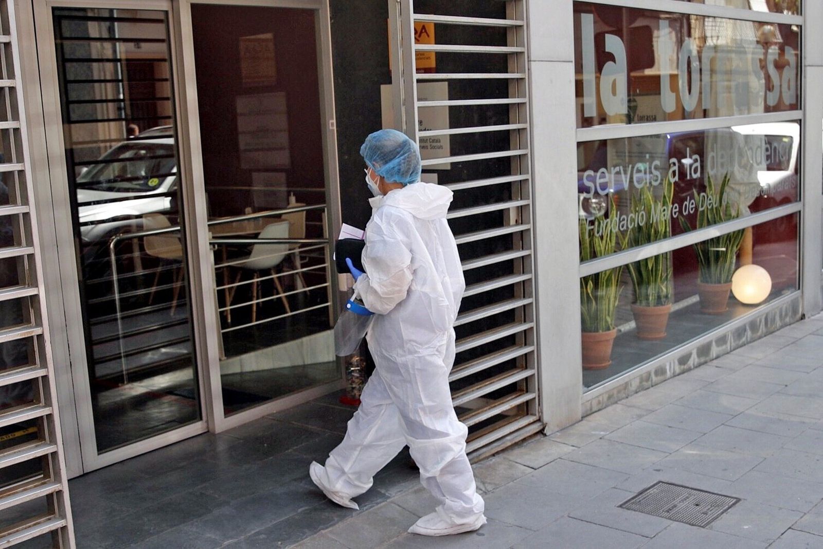 Una sanitaria entra en la residencia geriátrica del barrio de La Torrassa, en L'Hospitalet.