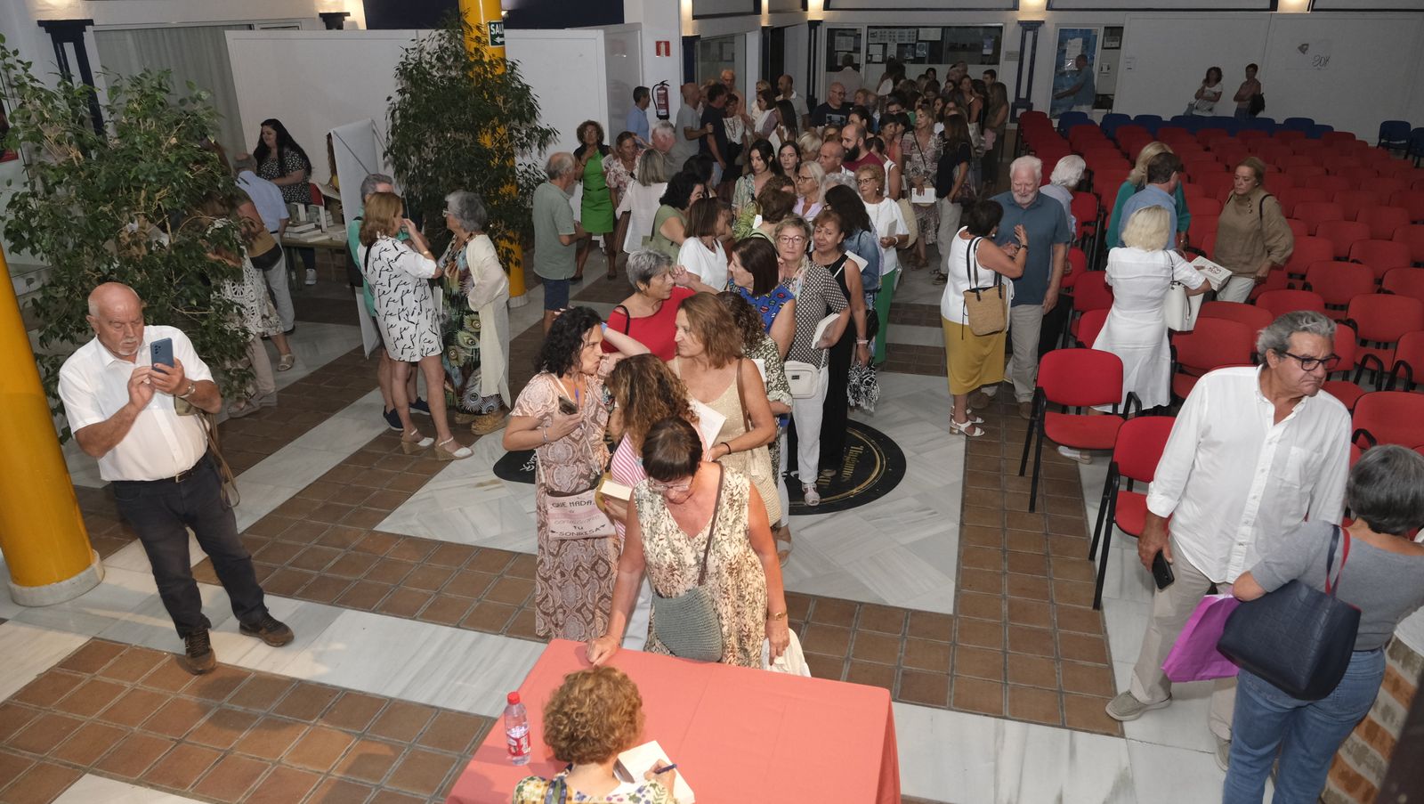 Imágenes de Diario de los Libros en Mojácar, con la escritora Julia Navarro