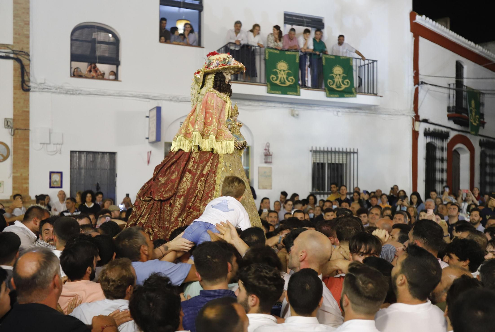 La Virgen del Rocío recorre las calles de Almonte hacia el Chaparral para el inicio del Camino de los Llanos
