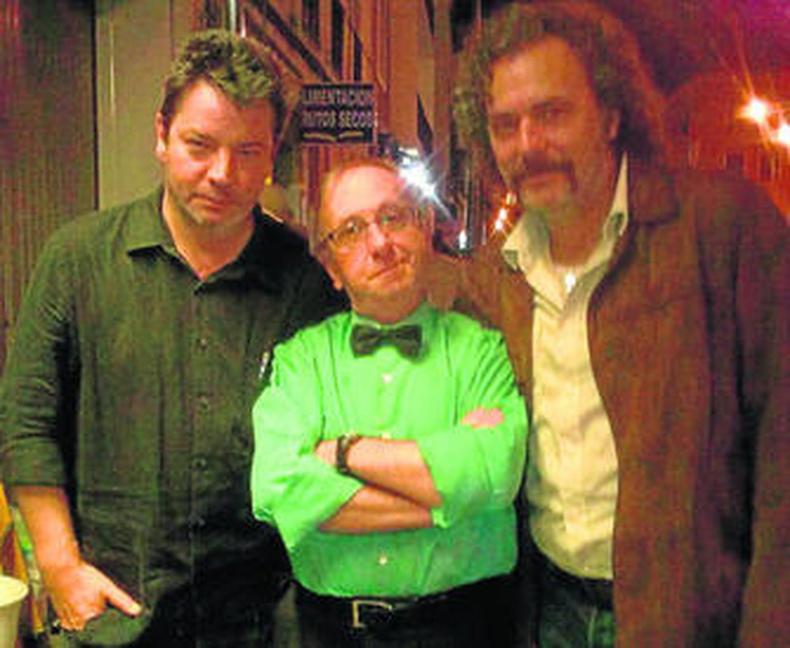 Cantero, en un descanso del rodaje, escoltado por Enrique Urbizu y José Coronado.