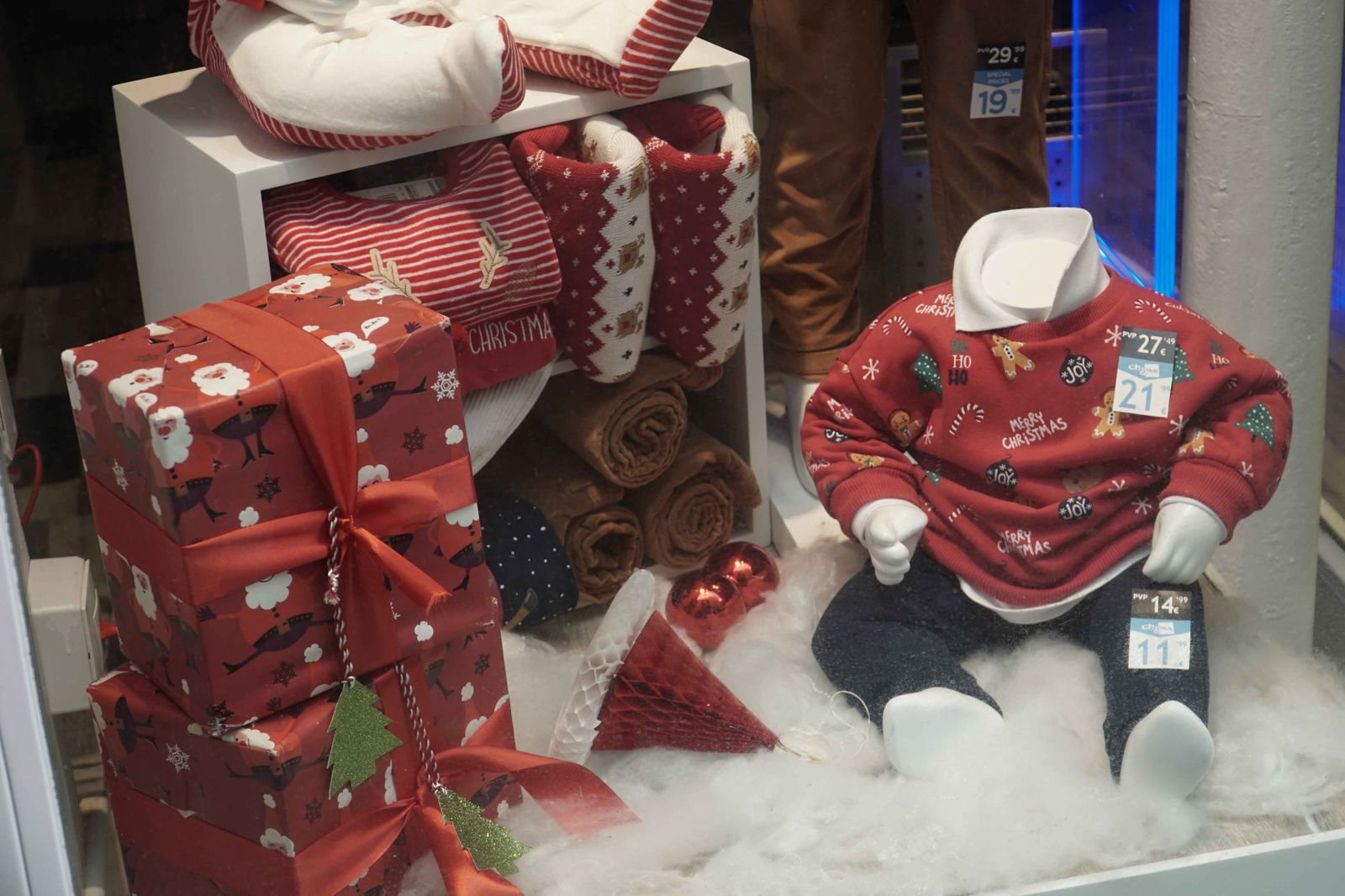 Adornos navideños en los escaparates