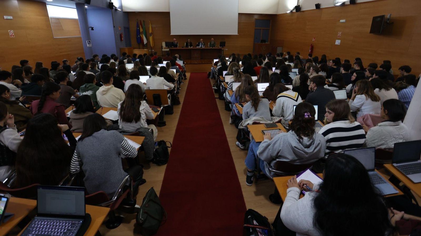 Alumnos asistentes a la conferencia. Alumnos asistentes a la conferencia.