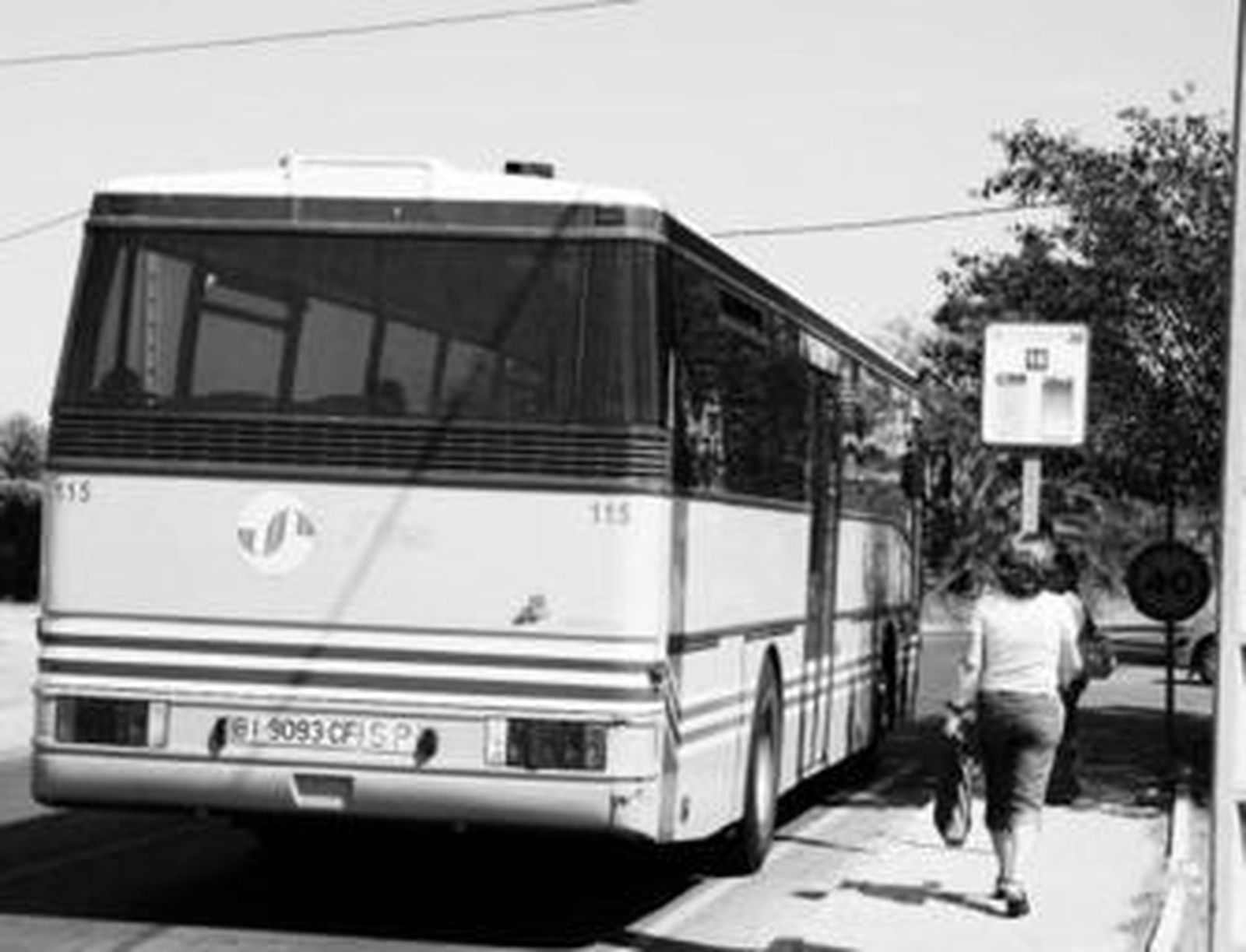 Uno de los vehículos antiguos, con matrícula de Bilbao, de la línea 16.