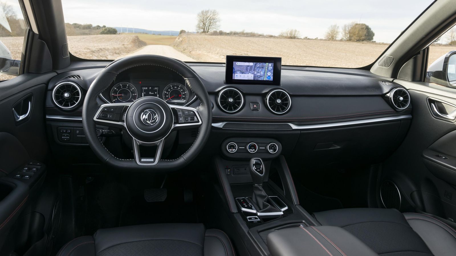 La pantalla de 7" es común a los dos niveles. Sirve de soporte a la cámara de marcha atrás, así como a la conectividad con los teléfonos móviles.