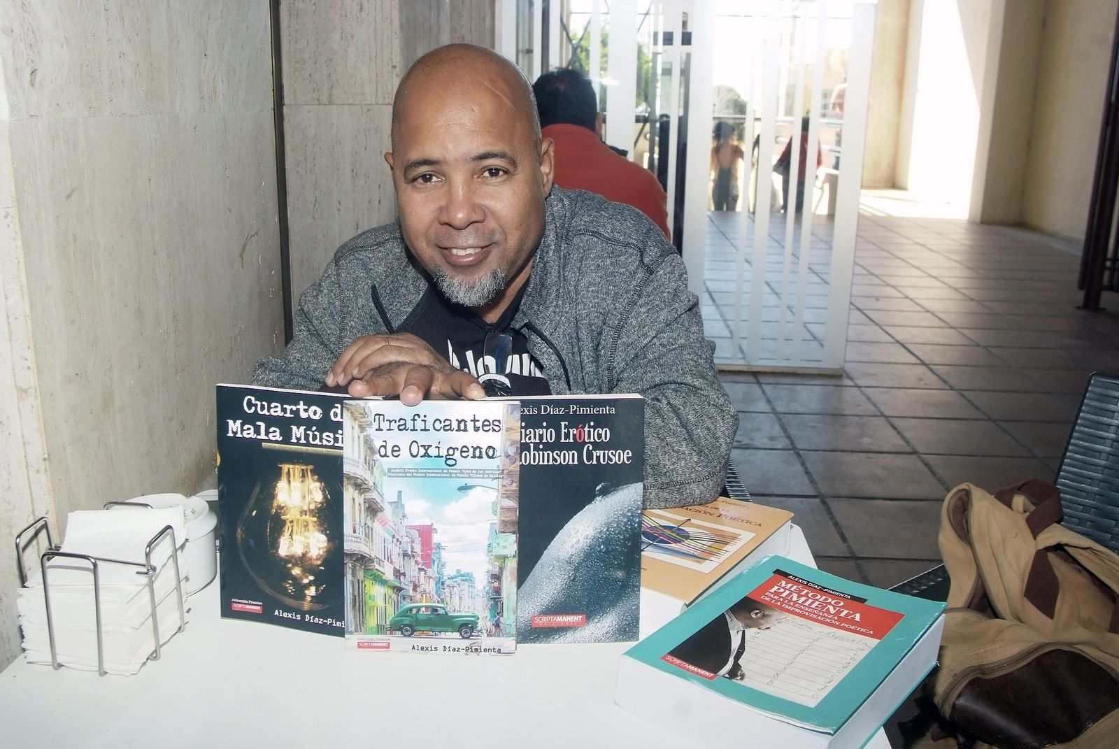 Alexis Díaz-Pimienta con varios de sus libros en Aguadulce, lugar donde vive cuando no esta viajando por el mundo.