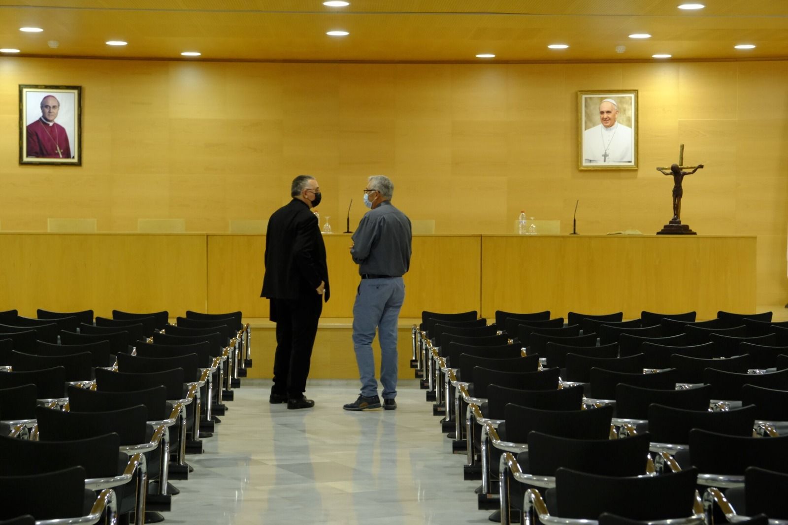 El obispo de Almería, Antonio Gómez Cantero, en una de las salas de la diócesis.