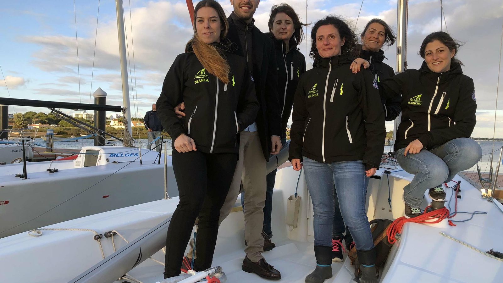 Las regatistas, sobre la cubierta de su barco.