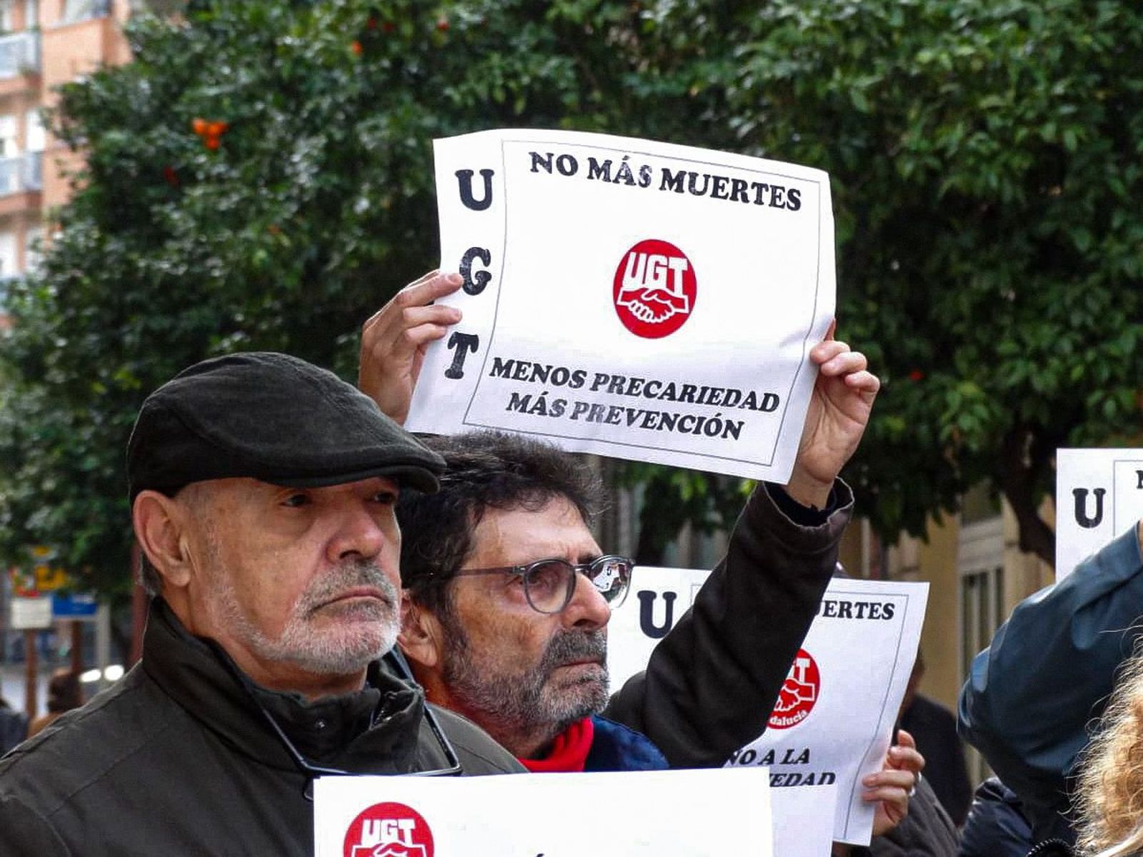 Fotografías del minuto de silencio en UGT por la muerte de un trabajador