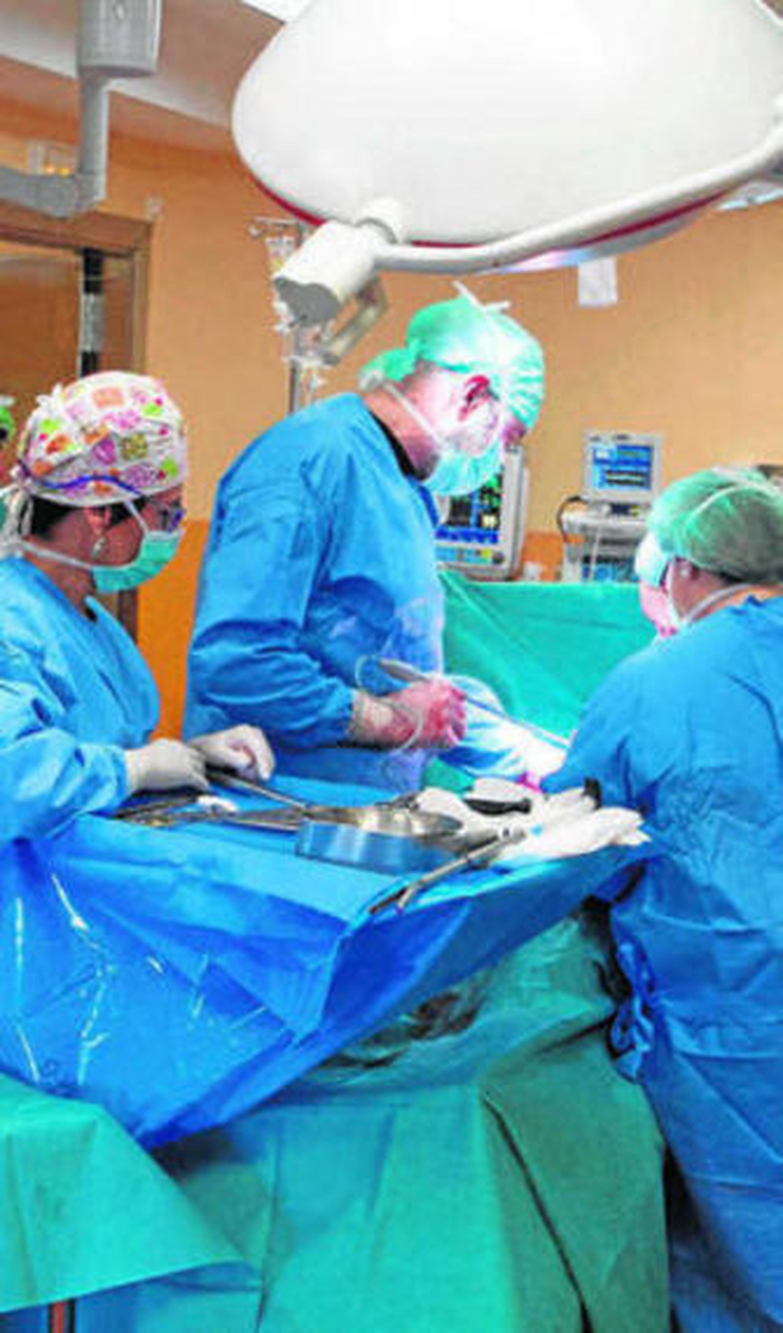 Varios cirujanos durante una intervención.