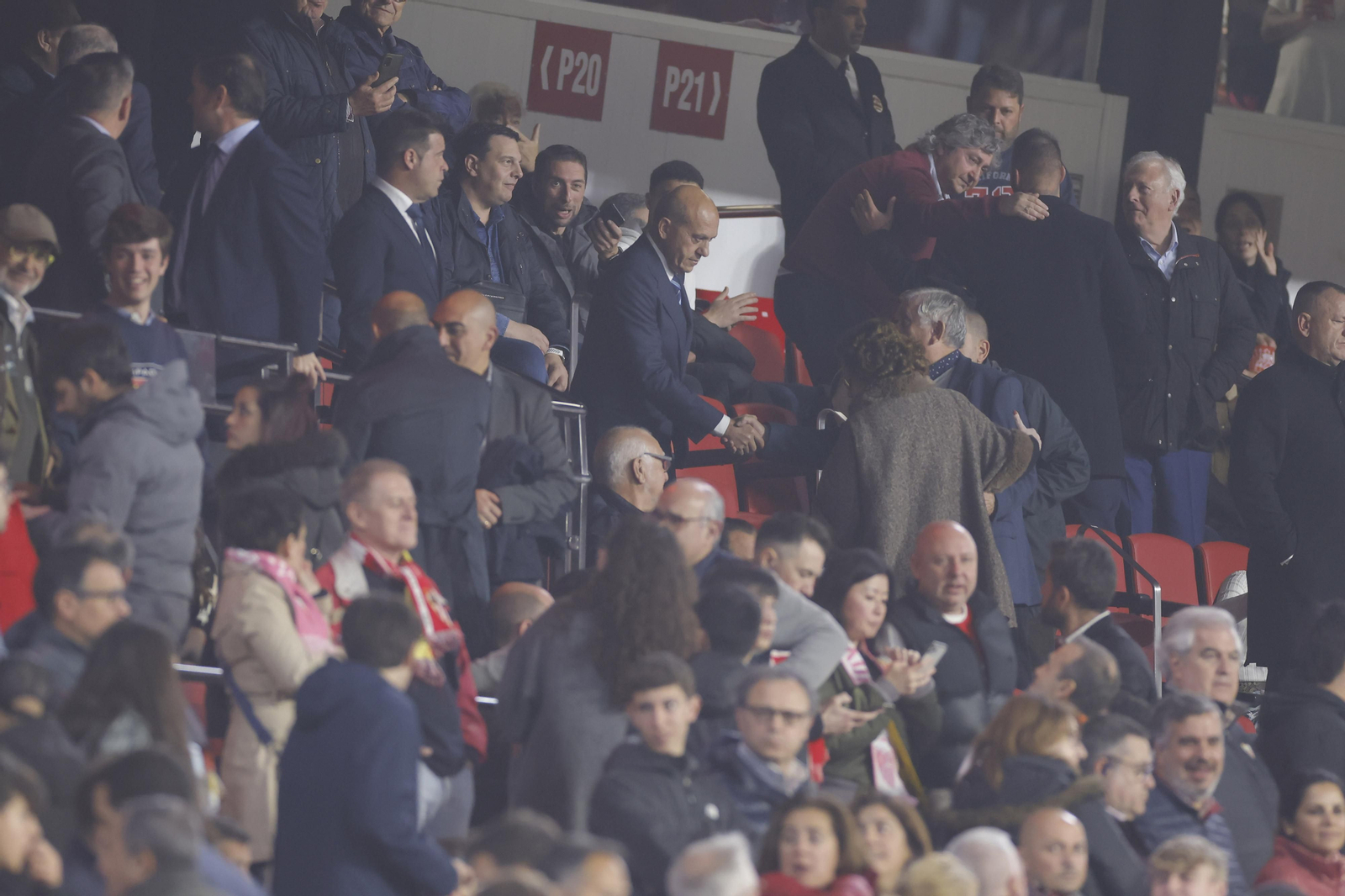 Búscate en las fotos del Sevilla-Fenerbahçe,