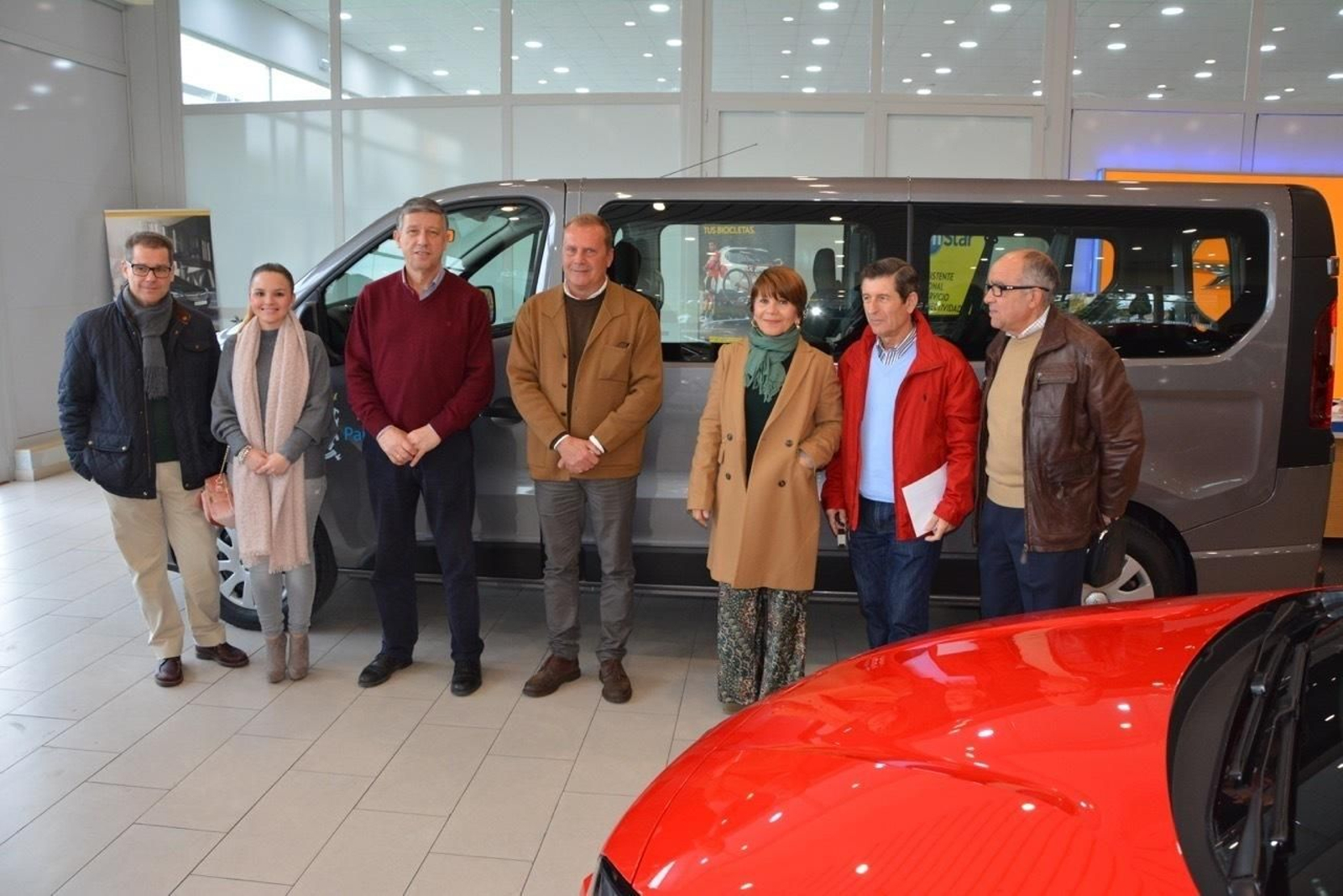 Autoridades y representantes de las entidades que han hehco posible la entrega del nuevo vehículo a Feafes.