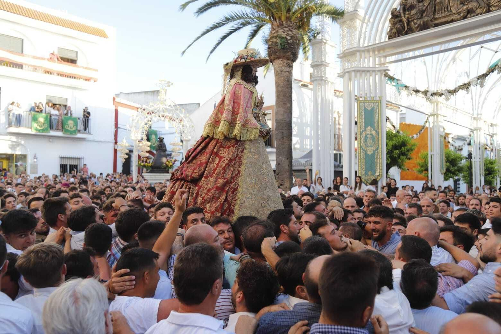 Traslado: las primeras imágenes de la Virgen del Rocío por las calles de Almonte