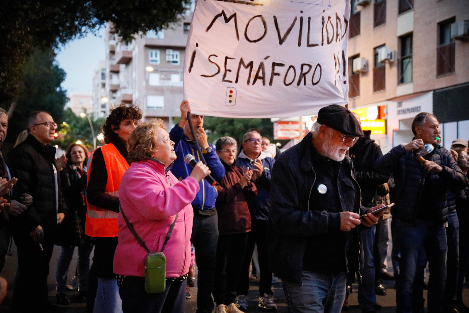 Imágenes de la protesta de los vecinos en la avenida del Mediterráneo  para reclamar paso de peatones con semáforo