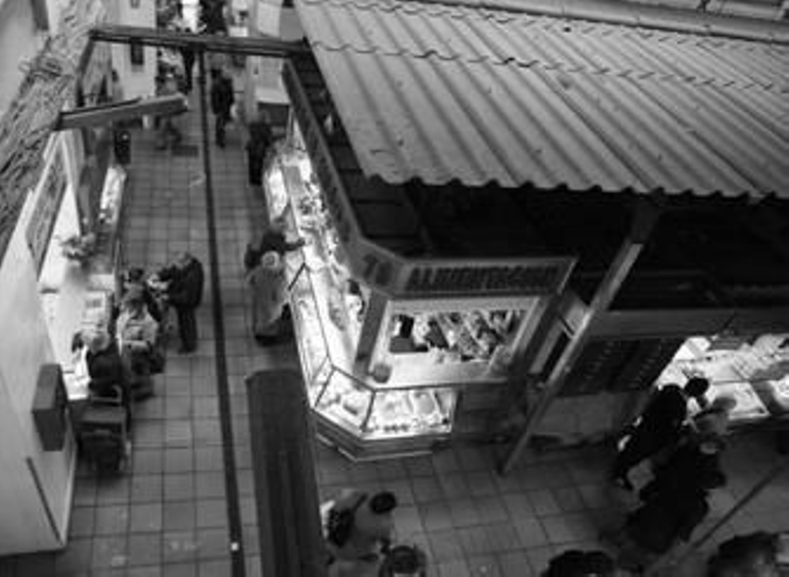 Instantánea tomada ayer de uno de los pasillos del actual mercado, que son muy estrechos.