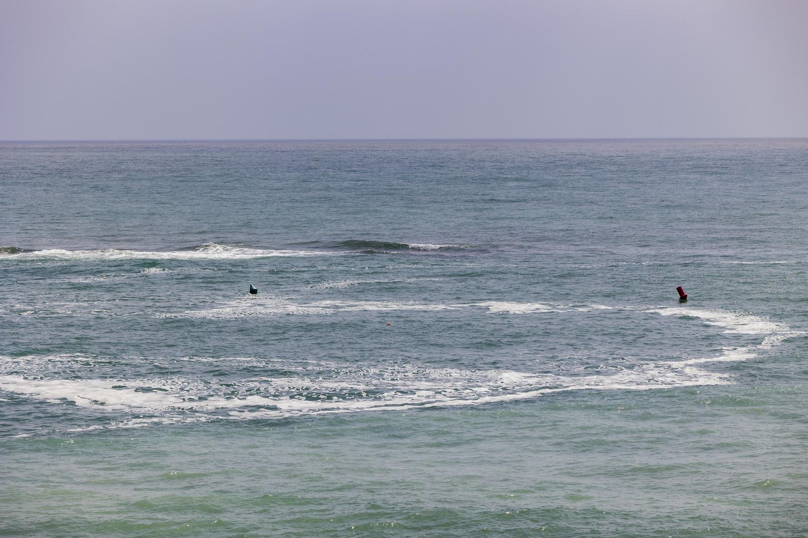Las imágenes de la playa de los Caños tras el fuerte oleaje