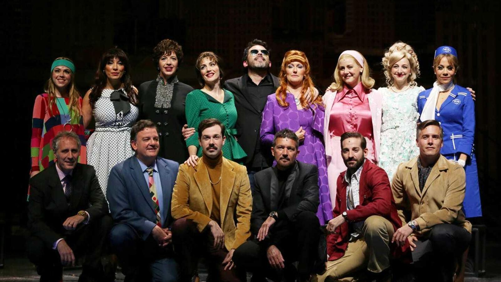 Posado de los actores y actrices con el director musical en el centro, Arturo Díez-Boscovich