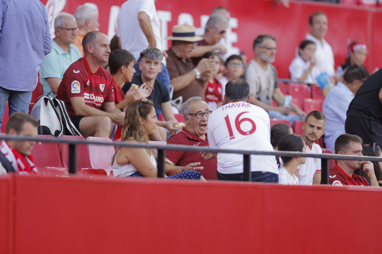 Búscate en las fotos del Sevilla-Almería