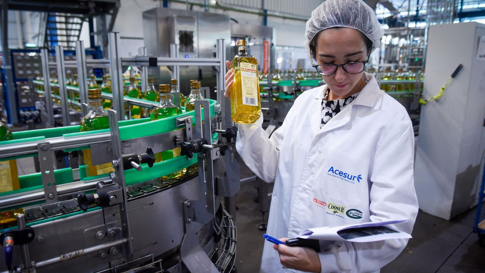 Una trabajadora del departamento de calidad, en la planta de Dos Hermanas.