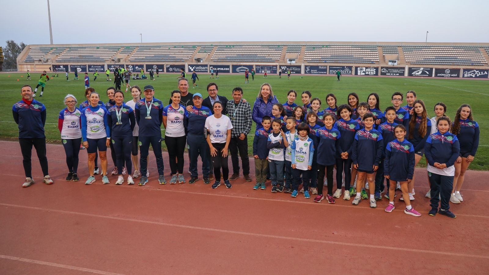 El alcalde y la concejal de Deportes, junto con el equipo ejidense.