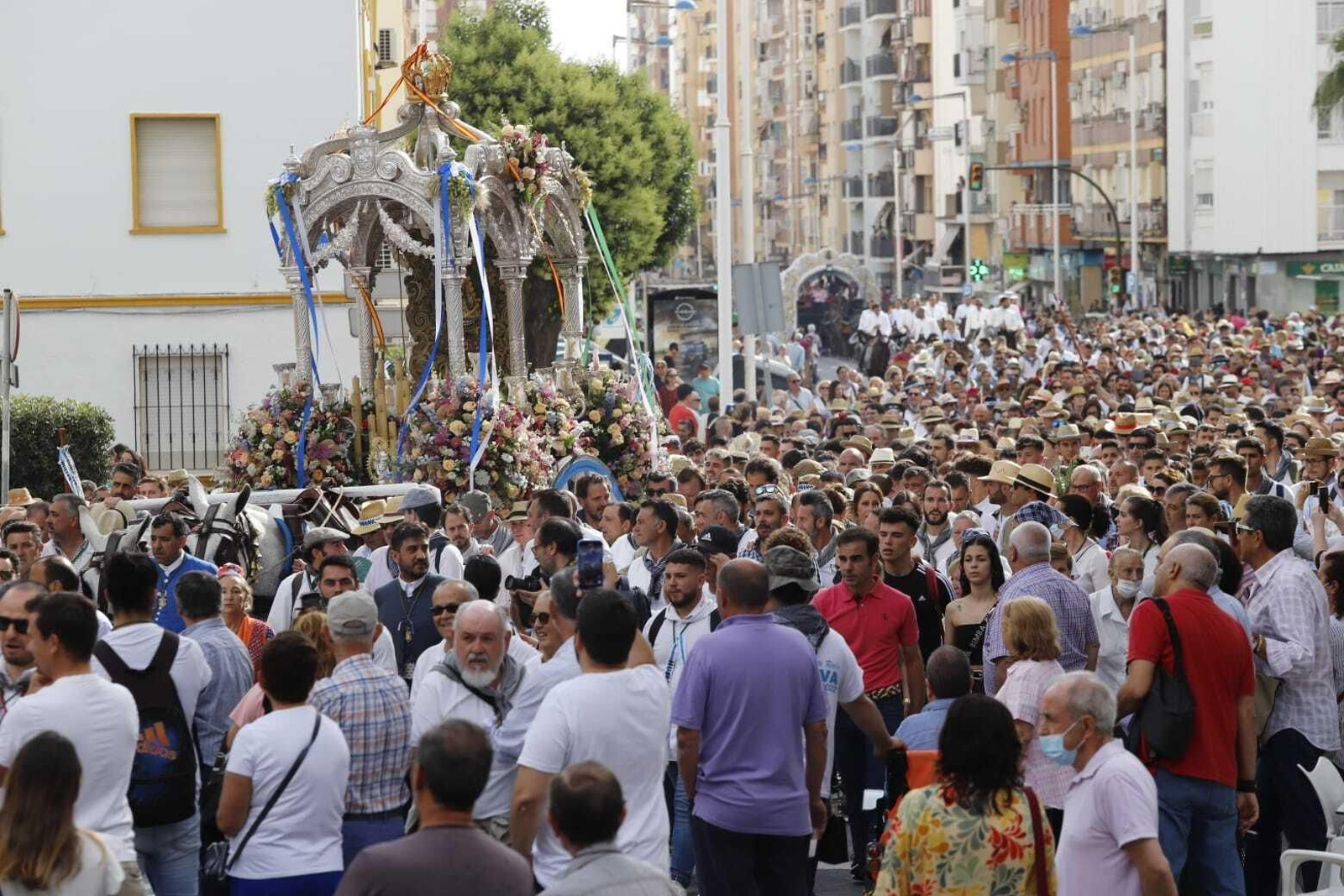 Las primeras imágenes de la Hermandad del Rocío de Huelva por las calles de la capital