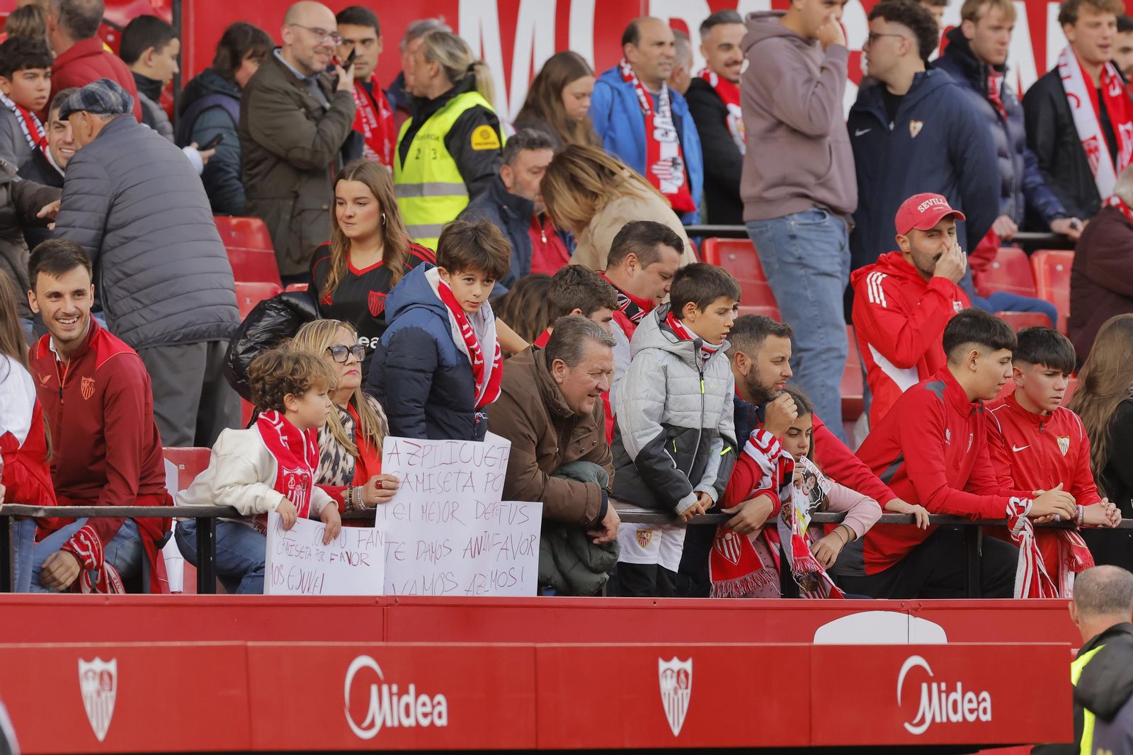 Búscate en las fotos del Sevilla -Betis