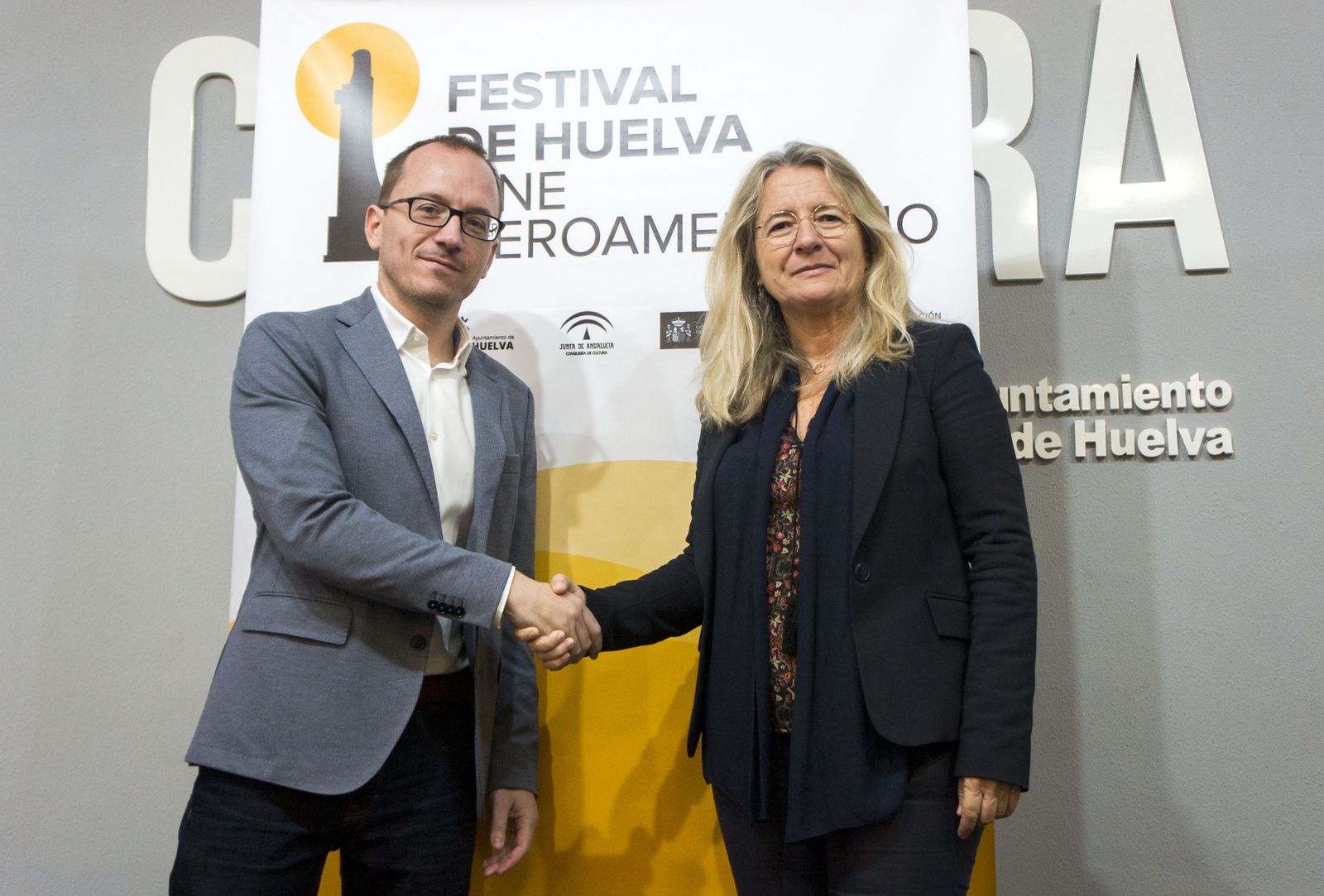 El director del Festival y la gerente de 'Huelva Información' sellan la tradicional colaboración entre ambas entidades.