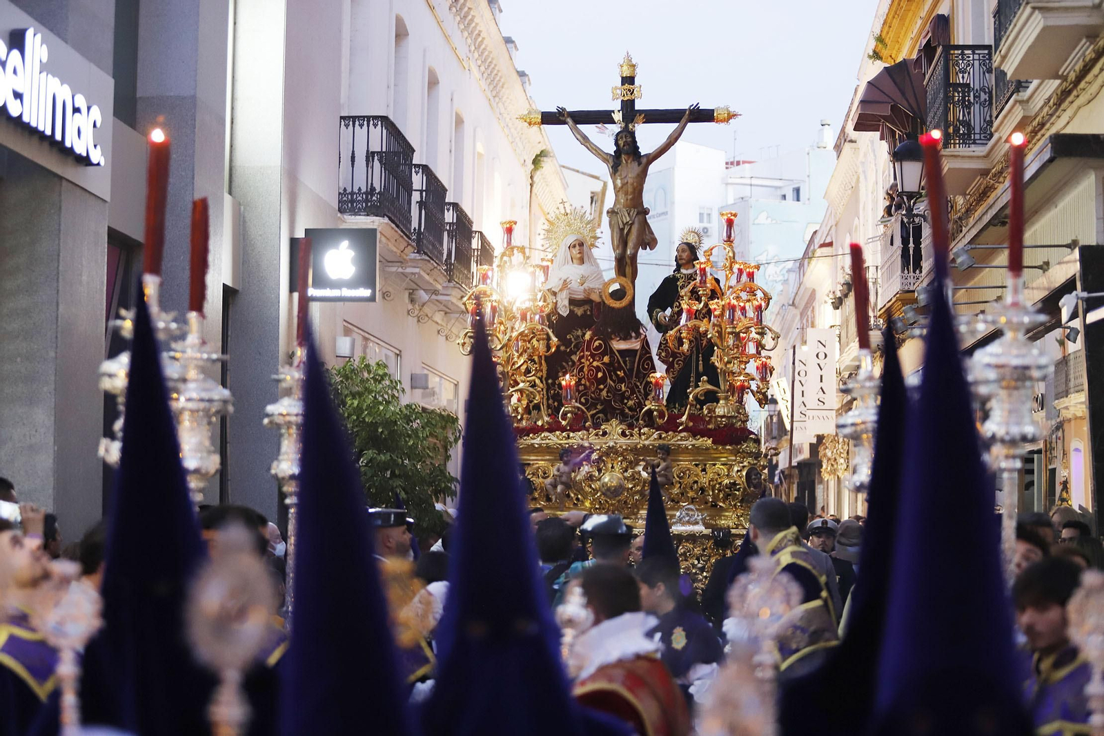 Imágenes de la estación de penitencia de la Hermandad de La Esperanza de Huelva