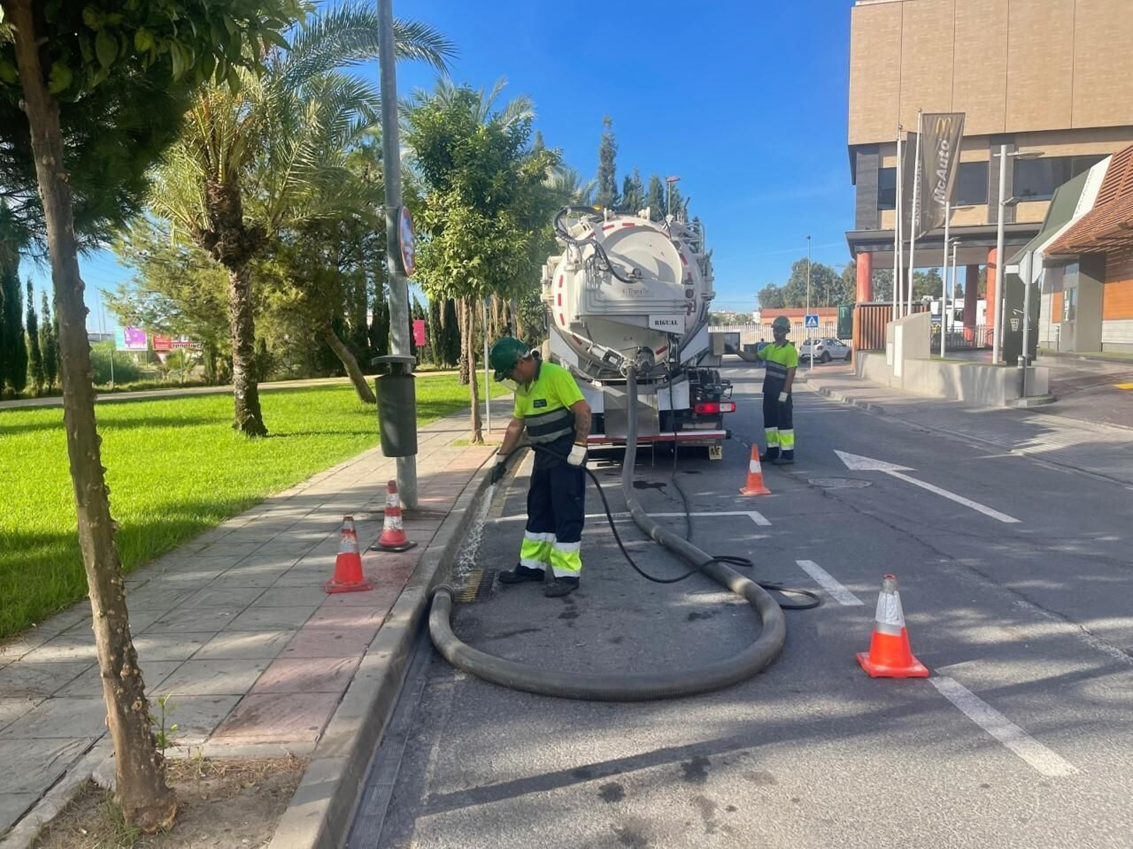Un operario realiza labores de mantenimiento en una de las alcantarillas de Huelva.