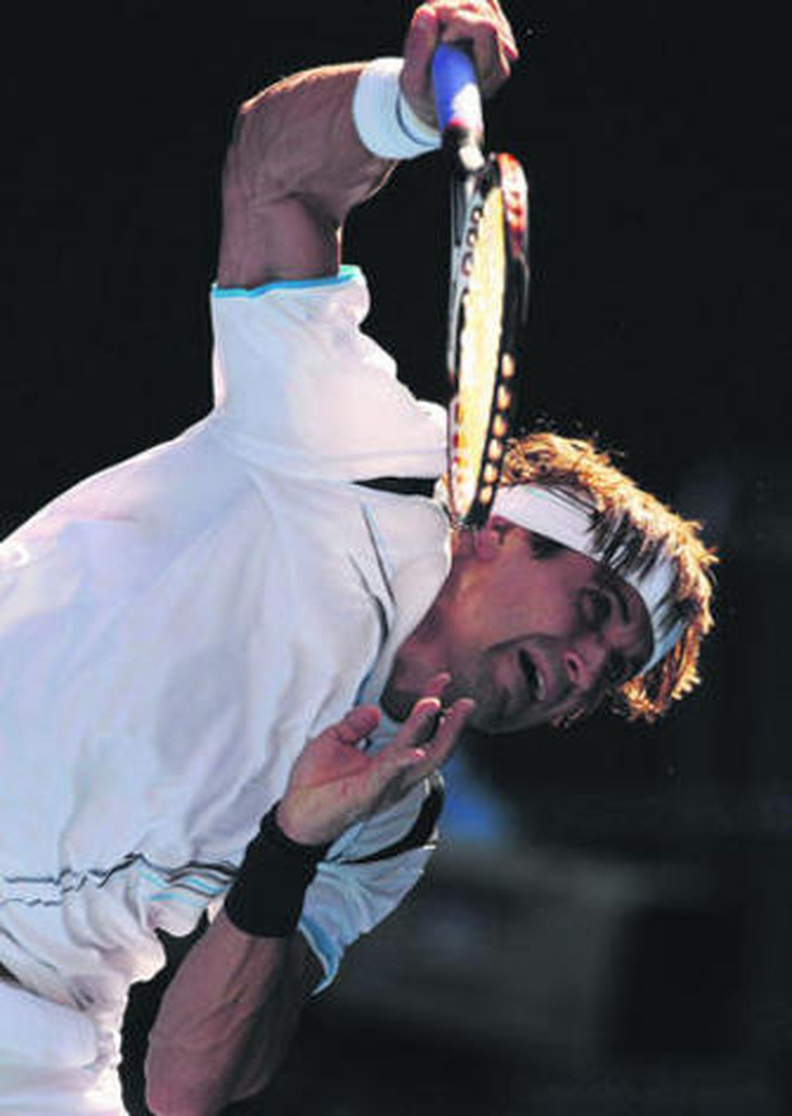 Ferrer ejecuta un saque ante Gasquet, al que ganó en tres sets.