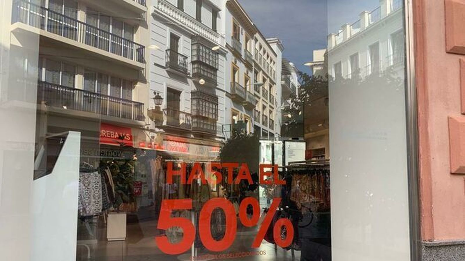 Cartel de rebajas puesto en un establecimiento en junio.