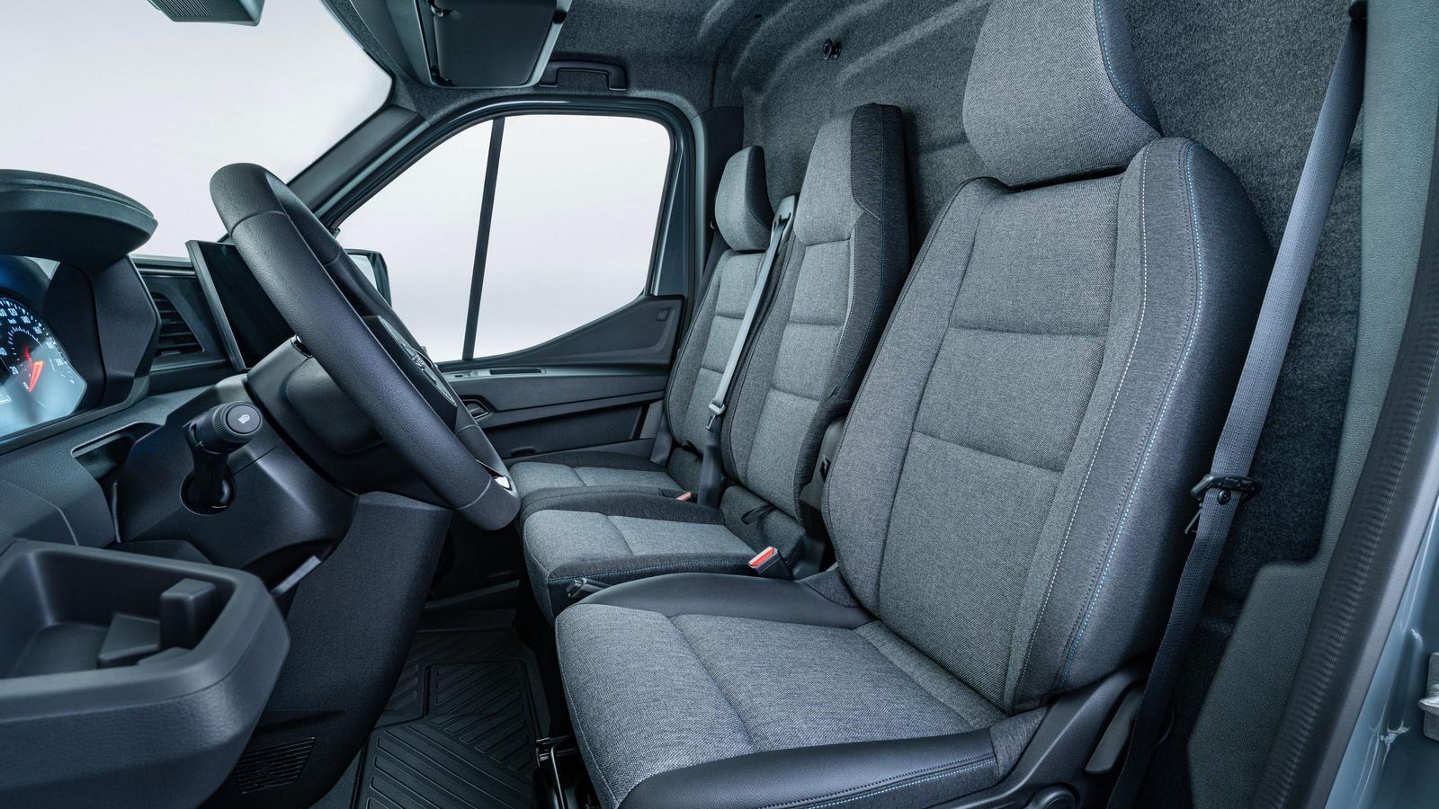 El asiento central tiene un respaldo reclinable que permite convertirlo en una mesa que sirva, por ejemplo, como escritorio. También ofrece espacio de almacenamiento.