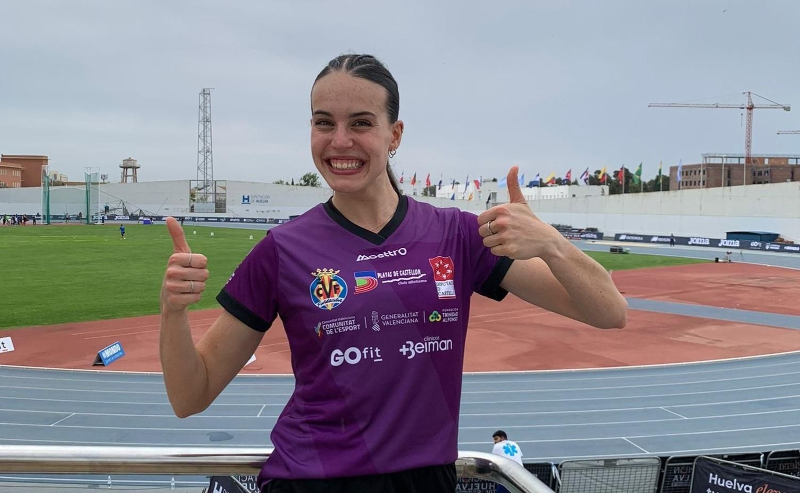 Carmen Avilés, sonriente, tras competir en el Meeting de Huelva.