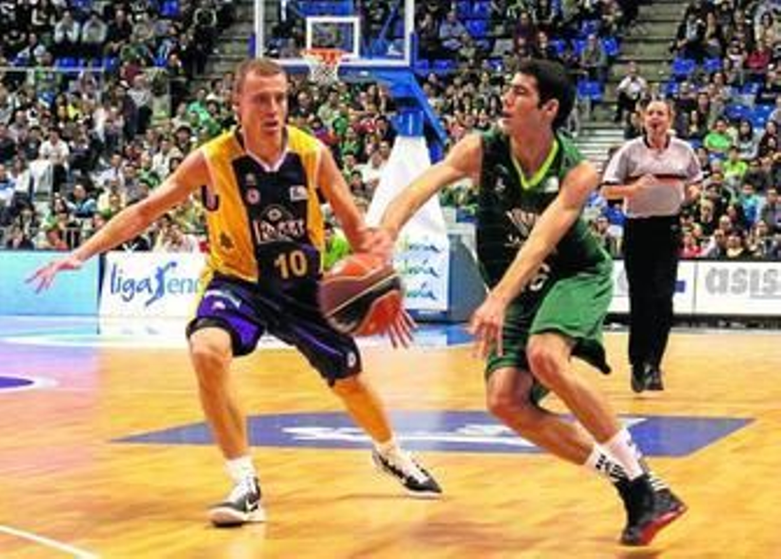 Abrines da un pase al poste bajo ante la defensa de Isaac López.