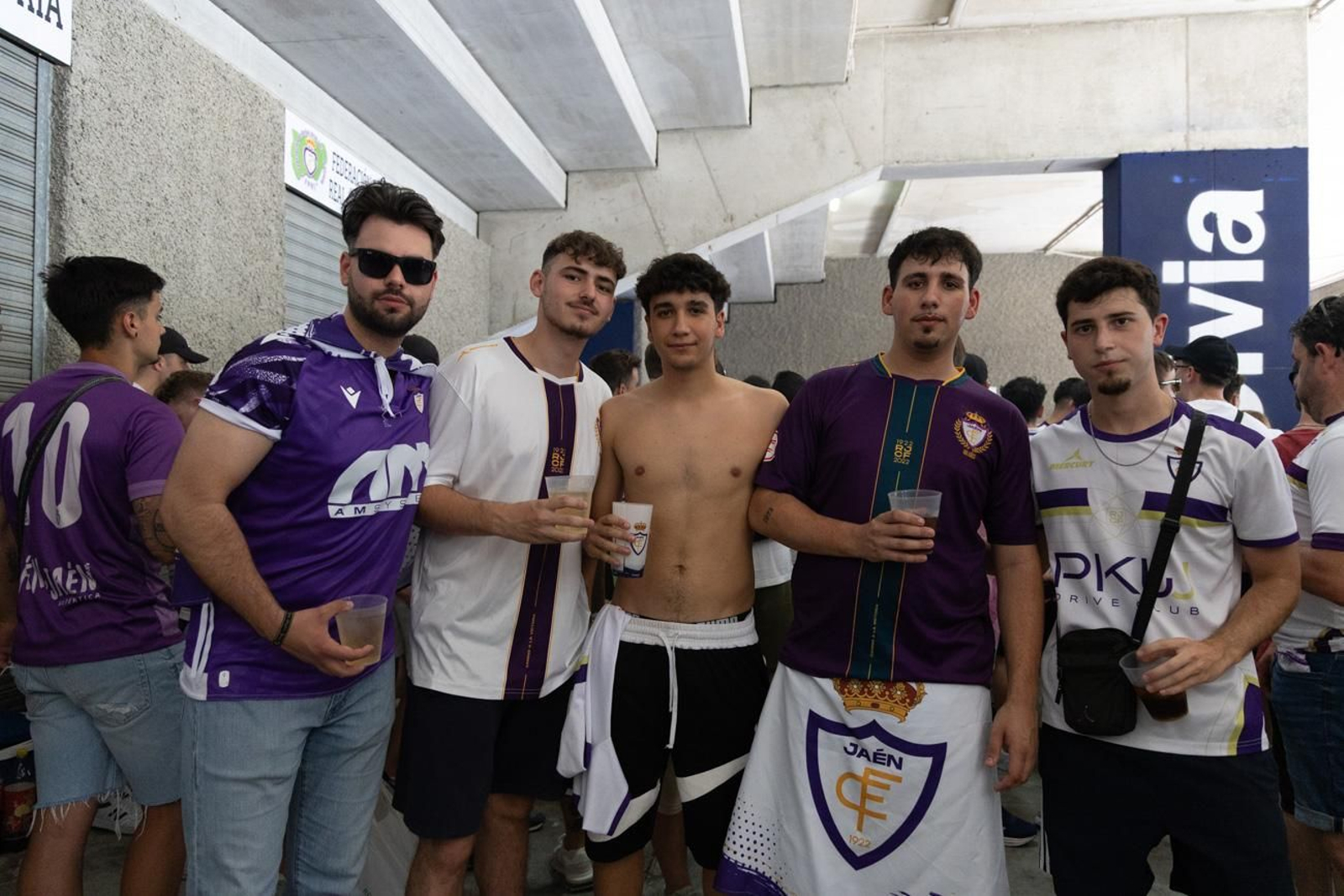 El épico recibimiento de la afición lagarta al Real Jaén, en imágenes