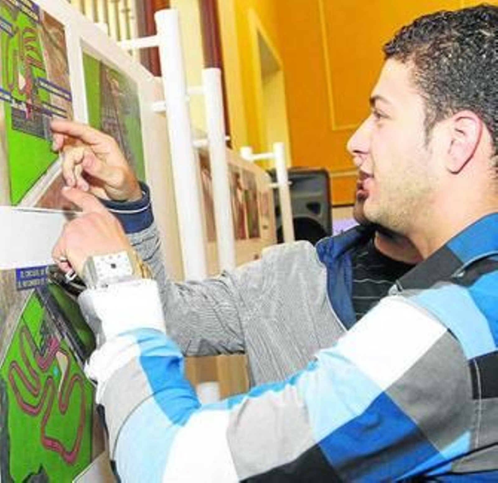 El campeón José Antonio Butrón mira los planos de las pistas deportivas.