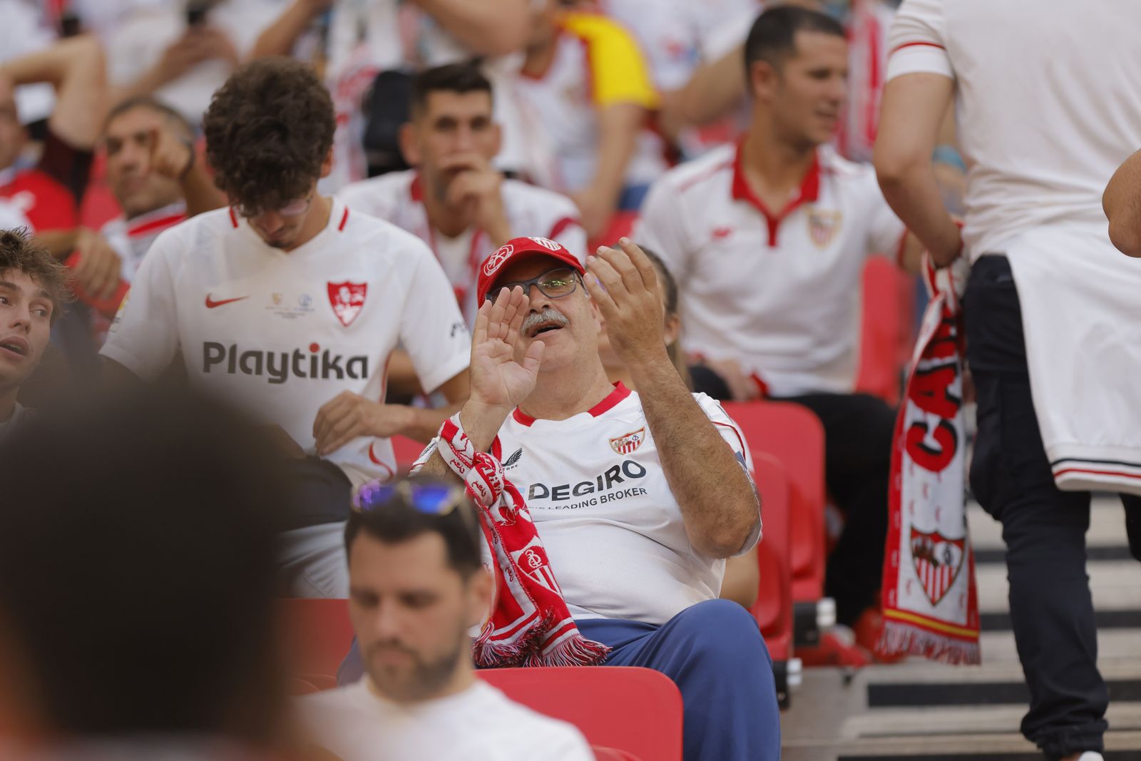 Búscate en las fotos del Sevilla-Roma