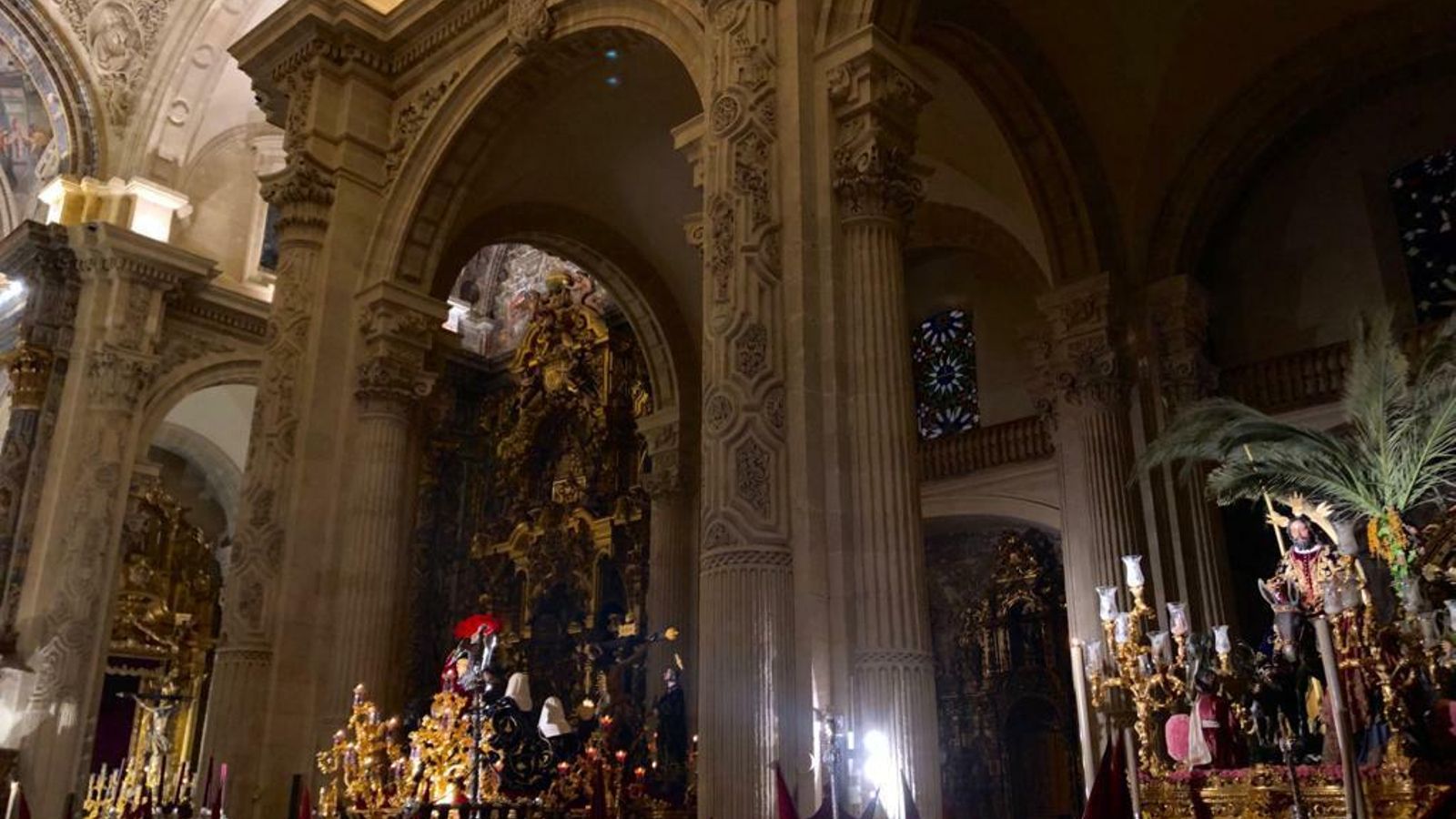 La Lanzada apunto de salir del Salvador hacia su templo, entre La Borriquita y El Amor.