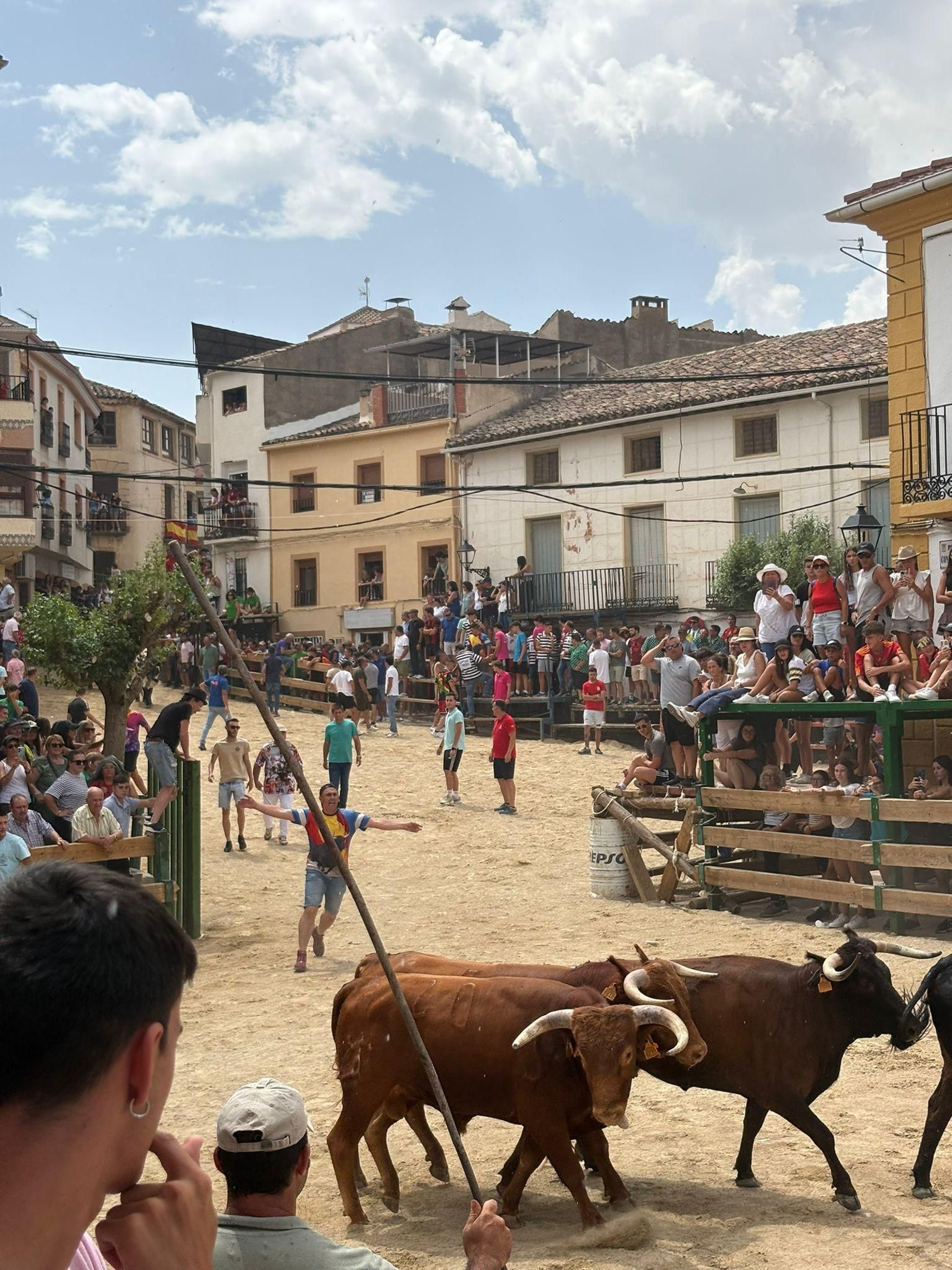 Saltos y fintas de vértigo en los encierros de Santiago de la Espada, en imágenes